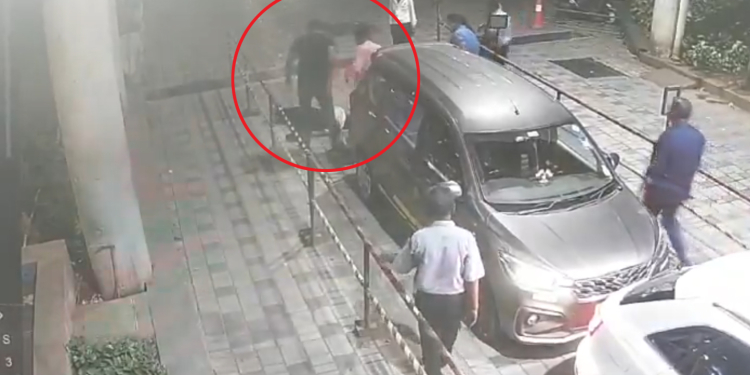 ആഡംബര കാറിൽ ഇടിച്ചതിന് ടാക്സി ഡ്രൈവറെ നിലത്തിട്ട് മർദ്ദിച്ച യുവാവ്